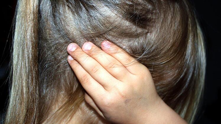 Ein Unbekannter hat am vergangenen Sonntag sexuelle Handlungen vor zwei Kindern an sich vorgenommen. Tatort war dabei die Therme in Bad Staffelstein. Symbolbild pixabay/Counselling