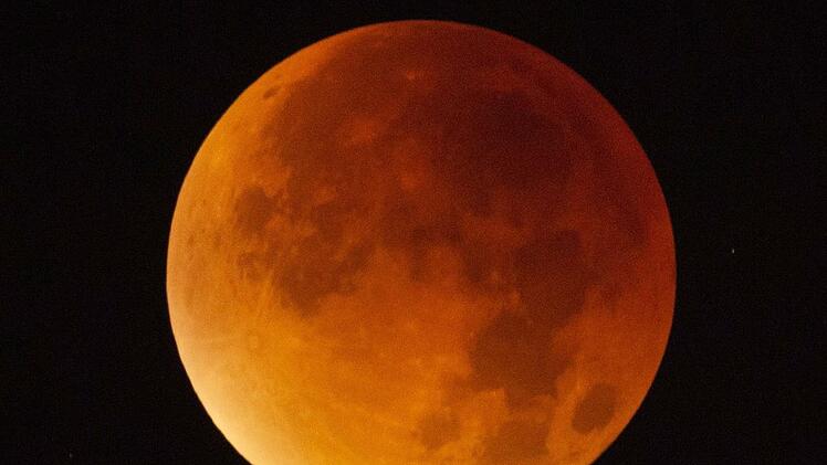 Blutig rot: So &auml;hnlich sieht der Mond morgen gegen 22.22 Uhr aus. Foto:dpa