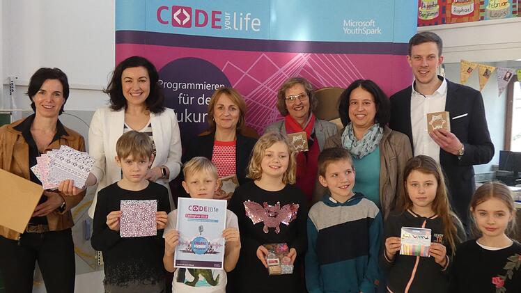 Freudig nahmen die Schüler die Starterpakete in Empfang. Im Bild von links (hinten): Klassenlehrerin Christine Lindner (3g), Digitalministerin Dorothee Bär, Tanja Böhm (Microsoft), Schulleiterin Gisela Schott, Klassenleiterin Elke Müller (4g) und Jan Oliver Schmidt (Microsoft).