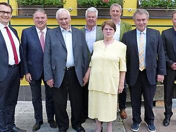 Seinen 80. Geburtstag feierte Hugo Reuther. Unser Bild zeigt Hugo und Helga Reuther (vorne Bildmitte) zusammen mit (hinten von links) Stadtsteinachs Bürgermeister Roland Wolfrum, Landrat Klaus Peter Söllner, Ludwig von Lerchenfeld, Pfarrer Siegfried Welsch, Pressecks Bürgermeister Siegfried Beyer und Pfarrer Sebastian Masella. Foto: Klaus-Peter Wulf