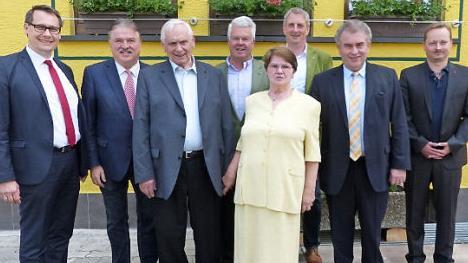 Seinen 80. Geburtstag feierte Hugo Reuther. Unser Bild zeigt Hugo und Helga Reuther (vorne Bildmitte) zusammen mit (hinten von links) Stadtsteinachs Bürgermeister Roland Wolfrum, Landrat Klaus Peter Söllner, Ludwig von Lerchenfeld, Pfarrer Siegfried Welsch, Pressecks Bürgermeister Siegfried Beyer und Pfarrer Sebastian Masella. Foto: Klaus-Peter Wulf