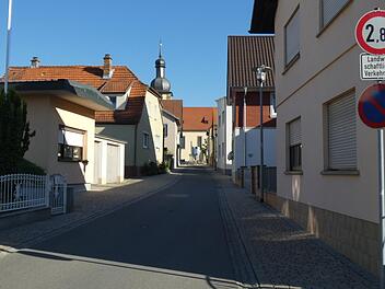Durch die enge Maingasse in Sand werden zukünftig keine landwirtschaftlichen Fahrzeuge mehr rollen, die am Brunnen im Bauhof Wasser für die Weinberge holen. Das entschied der Gemeinderat. Christian Licha