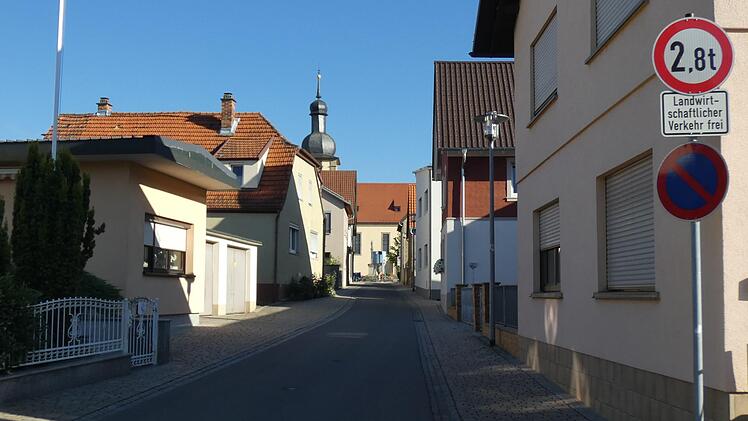 Durch die enge Maingasse in Sand werden zukünftig keine landwirtschaftlichen Fahrzeuge mehr rollen, die am Brunnen im Bauhof Wasser für die Weinberge holen. Das entschied der Gemeinderat. Christian Licha