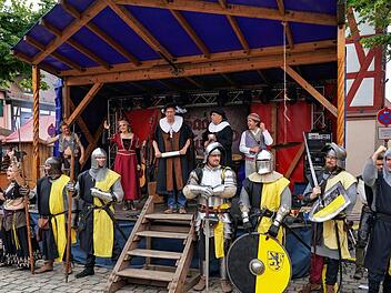 Standesgemäß wurde das Mittelalterfest von Stettmeister Hacker eröffnet. Fotos: Birgit Jentsch