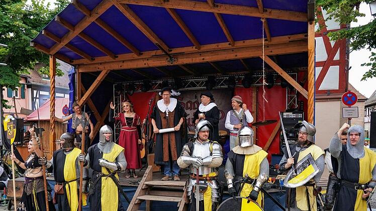 Standesgemäß wurde das Mittelalterfest von Stettmeister Hacker eröffnet. Fotos: Birgit Jentsch