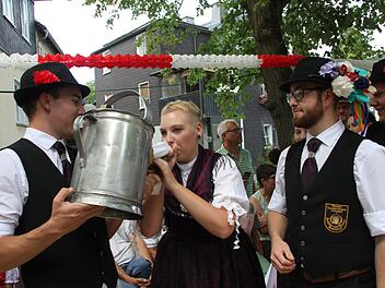 Auch das gehört zur Kirchweihtradition in Ebersdorf: der Schluck aus der Gießkanne.Veronika Schadeck