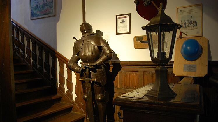 Für den Ritter aus der Eingangshalle gibt es auch schon Interessenten.