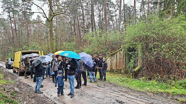 Trotz Regens wanderten 40 Interessierte mit dem Revierleiter zu den ehemaligen Sprengstoffbunkern im Salzforst.