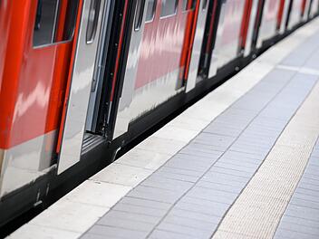 Angriff auf "Anzeigenhauptmeister": Fu&szlig;ballfan attackiert Niclas M. in S-Bahn