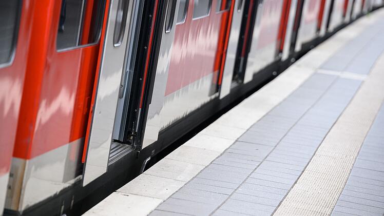 Angriff auf "Anzeigenhauptmeister": Fußballfan attackiert Niclas M. in S-Bahn