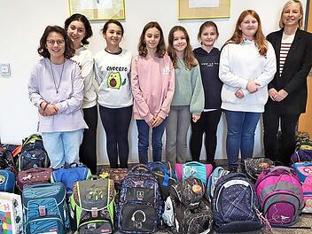 Schülerinnen der Realschule Neustadt mit einem Teil der gesammelten Schulranzen und Rucksäcke, die an GAiN Germany weitergeleitet wurden.