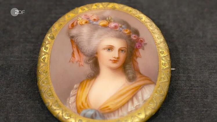 "Eine Porzellan-Brosche mit einer Frau, die eine verr&uuml;ckte Frisur tr&auml;gt", sagte Eva-Maria &uuml;ber ihr Mitbringsel. "Schau dir diese Frisur an! Wie viel Arbeit das wohl war?", fragte sich Lichter. Expertise: 150 Euro. Fabian Kahl kaufte den Schmuck f&uuml;r 200 Euro.