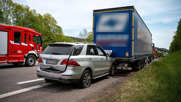 Auto bei Unfall Auf A9 im Kreis Roth unter Lkw verkeilt