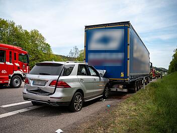 Auto bei Unfall Auf A9 im Kreis Roth unter Lkw verkeilt