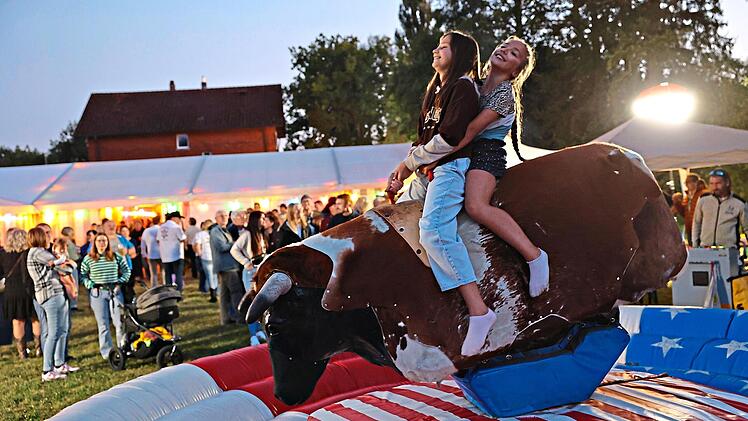 Viele hatten beim Bullriding ihren Spa&szlig;. Manche hielten sich erstaunlich lange, f&uuml;r andere war der Ritt schon nach wenigen Sekunden beendet.