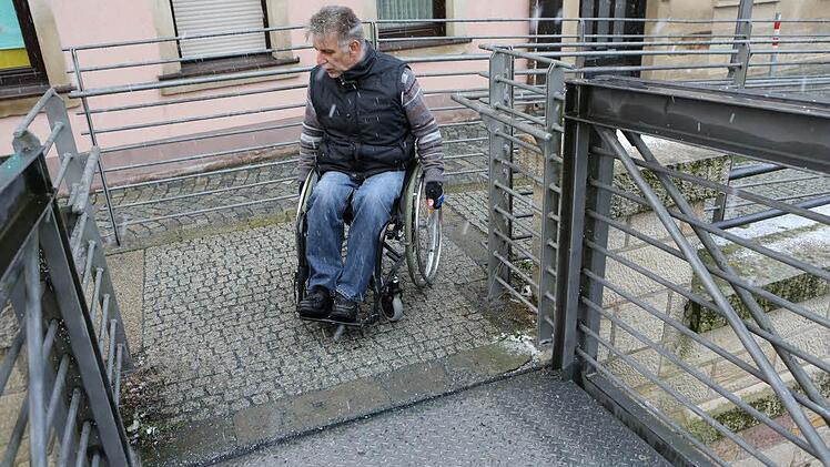 Unterschiedliche Beläge, kleine Kanten: Luitpold Herrmann muss konzentriert bleiben, damit er mit seinem Rollstuhl nicht ins Rutschen oder Kippen gerät. Foto: Barbara Herbst