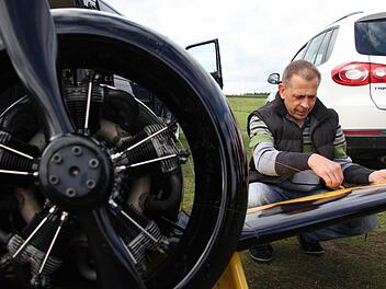 Klaus Fröba bereitet seine Maschine für den Start vor. Der Viertakt-Sternmotor ist ein echtes Kraftpaket. Fotos: Marco Meißner