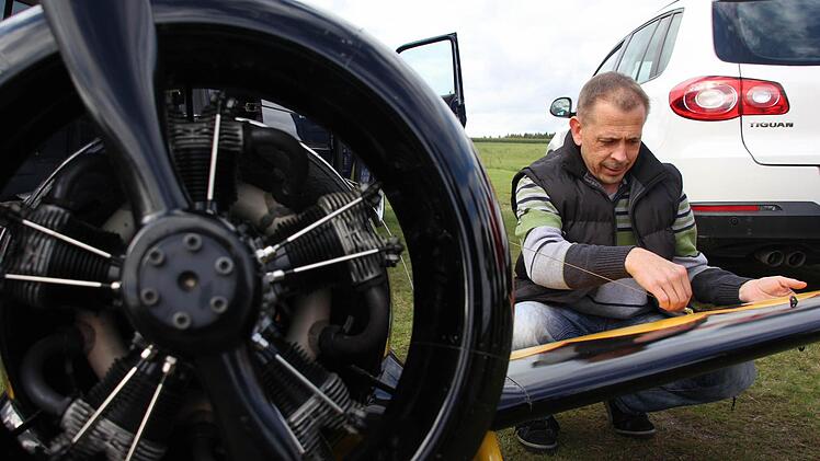 Klaus Fröba bereitet seine Maschine für den Start vor. Der Viertakt-Sternmotor ist ein echtes Kraftpaket. Fotos: Marco Meißner