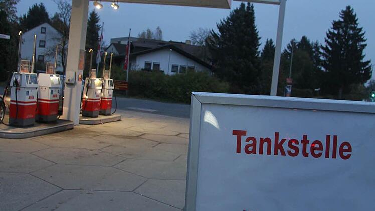 Auch die Angestellten des ehemaligen Besitzers Gerhard Fuchs traf die Nachricht des Steuerberaters wie ein Schlag: Erst am Mittwoch wurden Helga Reinsch, die die Tankstelle im Sinn von Gerhard Fuchs nach seinem Tod im Angestelltenverhältnis weiterführte und Alexander Schuster, der die Autowerkstatt ebenfalls als Angestellter weiter aufrecht erhielt, informiert, dass die Tankstelle und die Werkstatt vorübergehend geschlossen werden. Foto: Sonja Adam