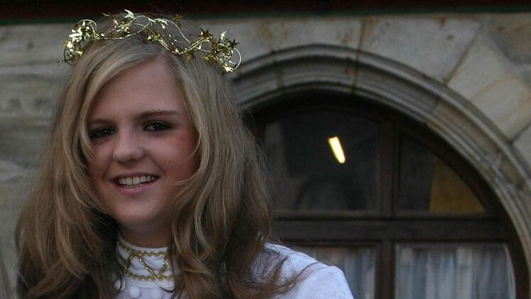 Mit süßen 16 war Carina Schneider 2007 noch Weihnachtsengel. Jetzt, mit 25 Jahren, avanciert sie zur Bierkönigin Carina II.  Foto: Archiv tog