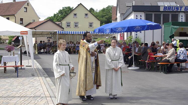 Pfarrvikar Murphy (Foto) segnete den neugestalteten "Freien Platz", der nach Abschluss der Baumaßnahmen jetzt übergeben wurde. Foto: Winfried Ehling