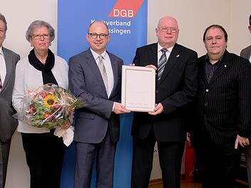 Freuen sich gemeinsam über die Auszeichnung: v.l. Klaus Ernst, MdB (Die Linke), Isolde Töpperwien, Frank Firsching, (DGB), Manfred Töpperwien, Gerhard Klamet (DGB), Sinan Öztürk (ver.di). Foto: Werner Vogel