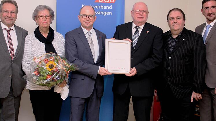 Freuen sich gemeinsam über die Auszeichnung: v.l. Klaus Ernst, MdB (Die Linke), Isolde Töpperwien, Frank Firsching, (DGB), Manfred Töpperwien, Gerhard Klamet (DGB), Sinan Öztürk (ver.di). Foto: Werner Vogel