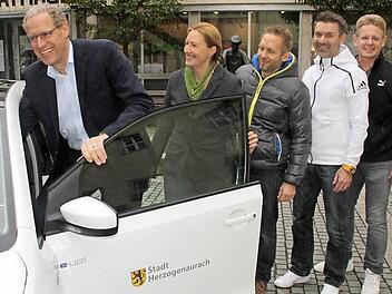 Bitte hinten anstellen... Bis zu fünf Personen in einem Auto ist natürlich eine Idealvorstellung der Beteiligten. Wer das Steuer beansprucht, sollte vorher geklärt sein. Bürgermeister German Hacker (v.l.), Beate Lotter (Fachklinik), Sebastian Baumann (Vipa), Bernd Gräßer (Adidas) und Dietmar Knöß beweisen, dass alle Kombinationen möglich sind.  Foto: Michael Busch