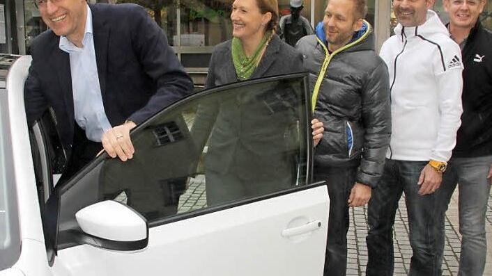 Bitte hinten anstellen... Bis zu fünf Personen in einem Auto ist natürlich eine Idealvorstellung der Beteiligten. Wer das Steuer beansprucht, sollte vorher geklärt sein. Bürgermeister German Hacker (v.l.), Beate Lotter (Fachklinik), Sebastian Baumann (Vipa), Bernd Gräßer (Adidas) und Dietmar Knöß beweisen, dass alle Kombinationen möglich sind.  Foto: Michael Busch