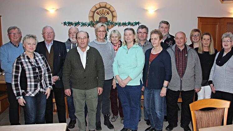 Diese Mannschaft unter Führung von Susanne Kastner (sechste von links) steht an der Spitze des 83 Mitglieder zählenden Ortsvereins Maroldsweisach. Foto: Helmut Will