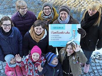 Jennifer Ebert und das Team der Familienkirche freuen sich auf viele Familien, die am Sonntag um 11 Uhr gemeinsam Gottesdienst feiern wollen. Foto: Katharina Müller-Sanke