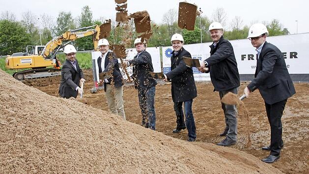 An die Schaufeln, fertig, los. Von links: Architekt Marco Friedrich, B&uuml;rgermeister Claus Schwarzmann, Bauleiter Veit Eder, Projektleiter Gerd Lesch, Peter Melz und Unternehmer Stefan Pl&auml;tzer.  Foto: Josef Hofbauer