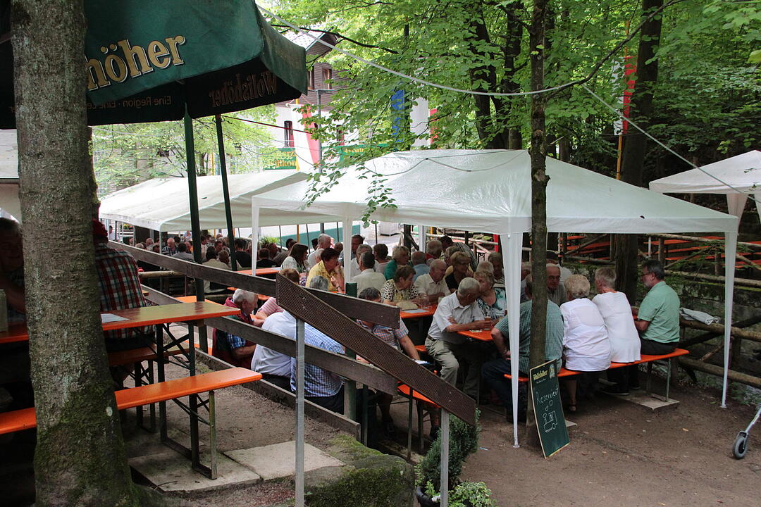 Auf allen Kellern, die Schlachtschüssel anboten, waren viele Gäste.