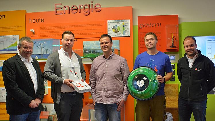 In der Umweltbildungsstätte Oberelsbach übergab der BRK-Kreisverband Rhön-Grabfeld einen topmodernen Defibrillator. Unser Bild zeigt von links: Stellvertretender BRK Geschäftsführer Ralf Baumeister, stellvertretende Fachdienstleiter Christian Benker mit dem neuen Defi, Geschäftsführer Bernd Fischer, Hausmeister Alexander Heimgärtner und Stefan Bergmann von der Servicestelle Ehrenamt des BRK Rhön-Grabfeld. Foto: Hanns Friedrich