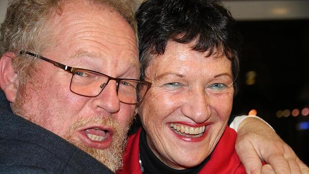 Lass dich herzen, Genossin! Klaus Adelt aus Hof gratuliert seiner Kulmbacher Landtagskollegin Inge Aures zum grandiosen Resultat bei der Stimmkreiskonferenz der SPD am Montagabend in Himmelkron.Jochen Nützel