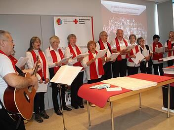 Die Damen und Herren des MGH-Chors erfreuten mit einigen Liedbeiträgen. Fotos: Gerda Völk