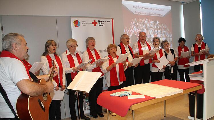 Die Damen und Herren des MGH-Chors erfreuten mit einigen Liedbeiträgen. Fotos: Gerda Völk