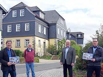 Bürgermeister Gerhard Wunder (von links), Friedrich Bürger, DG-Sprecher Eugen Bätz und sein Stellvertreter Thomas Föhrweiser bei der Vorstellung von "Neufang in Bildern".  Foto: Heike Schülein