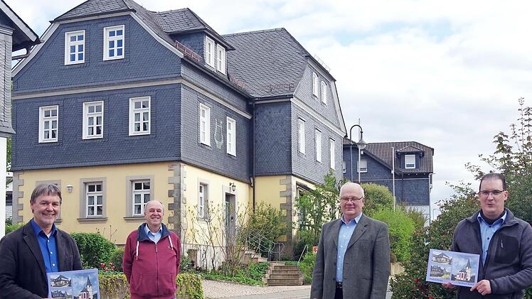 Bürgermeister Gerhard Wunder (von links), Friedrich Bürger, DG-Sprecher Eugen Bätz und sein Stellvertreter Thomas Föhrweiser bei der Vorstellung von "Neufang in Bildern".  Foto: Heike Schülein