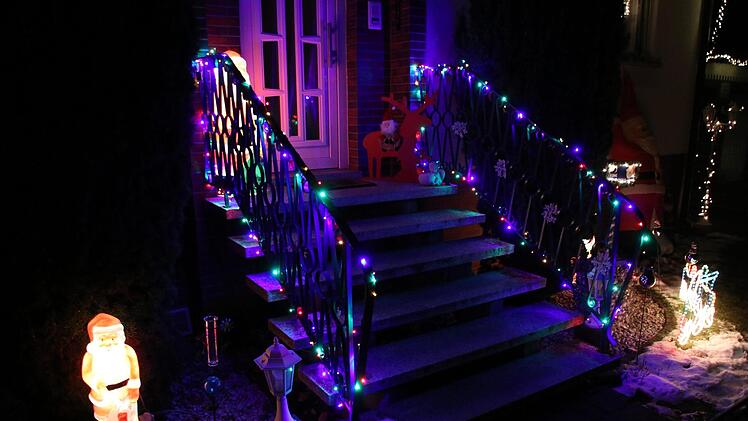 Bunte Lichter und sogar bewegte Beamerprojektionen lassen sich in Altendorf im Friesenweg bewundern. Foto: Schanz