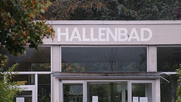 Erhebliche statische Probleme am Dach des Kissinger Hallenbades machen eine Schließung laut Stadt unausweichlich. Foto: Benedikt Borst