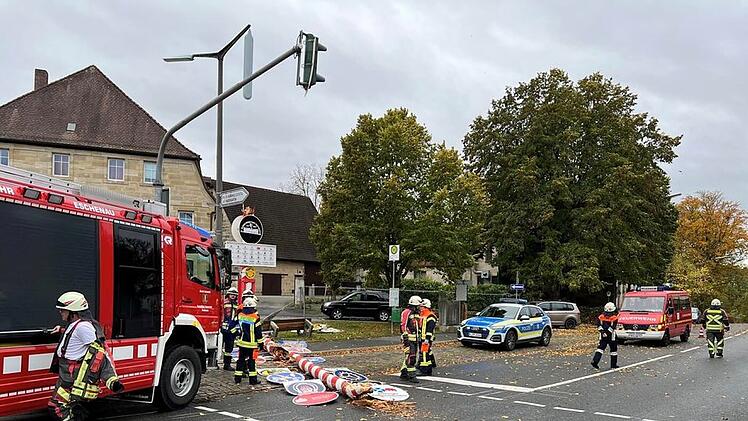 Eckental: Maibaum stürzt auf auf Eschenauer Hauptstraße - Feuerwehr im Einsatz