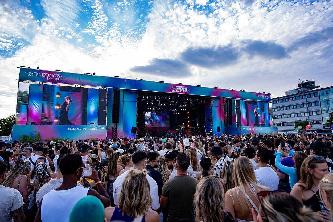 Mit vielen internationalen und nationalen Live-Acts.