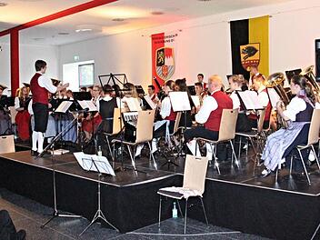 Nicht nur eine starke Besetzung, sondern auch eine starke musikalische Leistung erbrachte das Symphonische Kreisblasorchester mit Dirigenten Thomas Nees in der Frauengrundhalle beim Benefizkonzert. Foto: Helmut Will