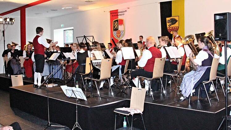 Nicht nur eine starke Besetzung, sondern auch eine starke musikalische Leistung erbrachte das Symphonische Kreisblasorchester mit Dirigenten Thomas Nees in der Frauengrundhalle beim Benefizkonzert. Foto: Helmut Will