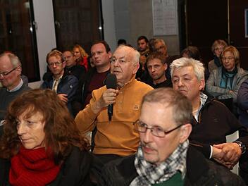 Bei der anschließenden Diskussionsrunde wollten mehrere Bürger ihre Fragen bei den Podiumsteilnehmern loswerden.  Fotos: Barbara Herbst