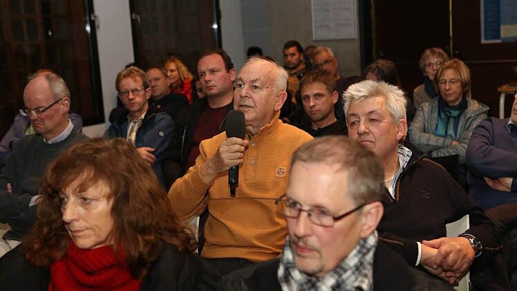 Bei der anschließenden Diskussionsrunde wollten mehrere Bürger ihre Fragen bei den Podiumsteilnehmern loswerden.  Fotos: Barbara Herbst