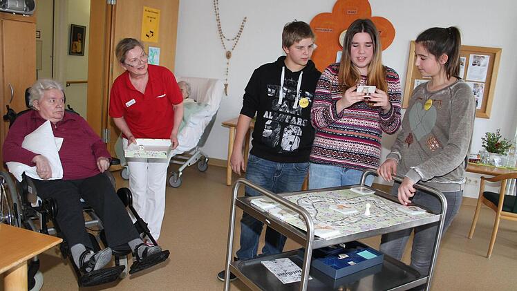 Lukas Luse, Celina Maier und Leonie Knörrer lasen Fragen vor - und die Bewohner des Alten- und Pflegeheims hatten die Antworten.