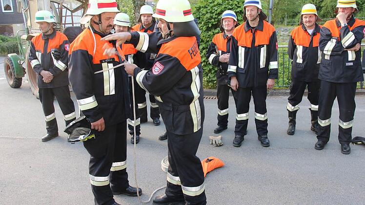 Sie haben nichts verlernt, Knoten und Stiche klappten bei den "Feuerwehrsenioren" problemlos. Foto: Michael Stelzner