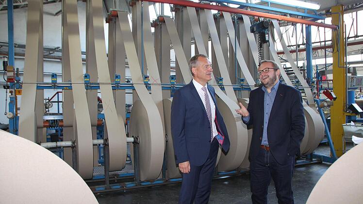 Die Produktion: Diese Maschine ist eine der vielen technischen Anlagen, mit denen die Hülsen gewickelt werden. Im Vordergrund Thomas Schmöger (links) und Herbert Nowak Foto: Ulrike Müller